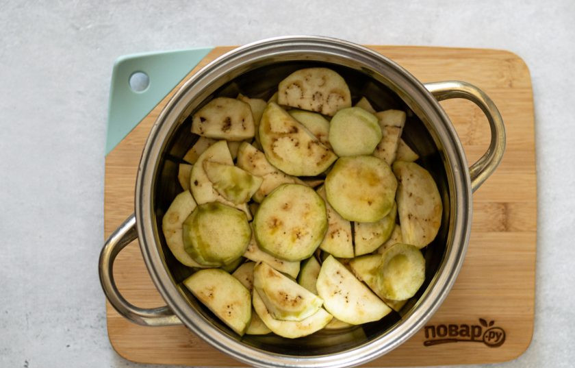 1. Этап. Баклажаны с острым перцем и чесноком: Выложите баклажаны на дно кастрюли. Каждый слой подсаливайте. Сверху поставьте груз и оставьте на 2 часа, чтобы они выделили жидкость.