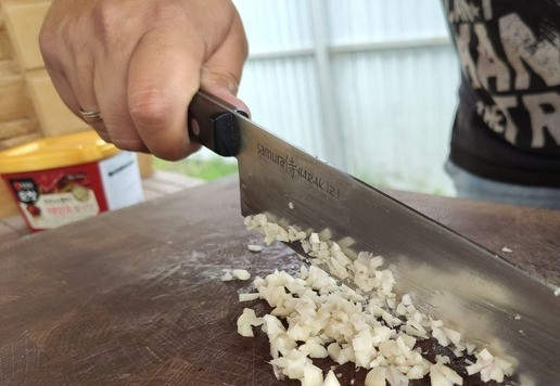 1. Этап. Хрустящие крылышки в остро-сладком соусе: Приготовить соус. Мелко порубить чеснок.