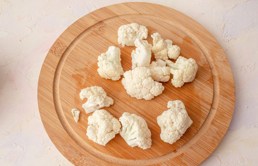 1. Этап. Мясные колобки с хрустящей корочкой и цветной капустой: Цветную капусту разделите на соцветия среднего размера.