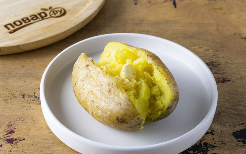 1. Этап. Картофель Кумпир: Картофель разрежьте пополам, но не доходя до конца. Посолите и поперчите, разомните мякоть в пюре. Добавьте сливочное масло, немного перемешайте.