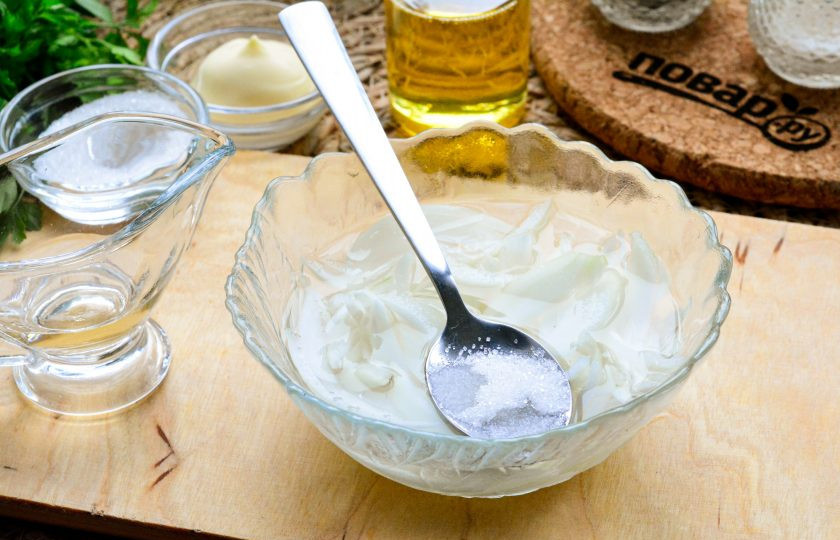 1. Этап. Салат Обалденный с куриным филе: Замаринуйте репчатый лук. Лук почистите и нарежьте полукольцами, выложите в отдельную емкость, всыпьте сахар, соль по вкусу, влейте 9% уксус и 180 мл. холодной обычной воды. Все перемешайте и оставьте лук мариноваться на 15 минут. Затем всю жидкость слейте.