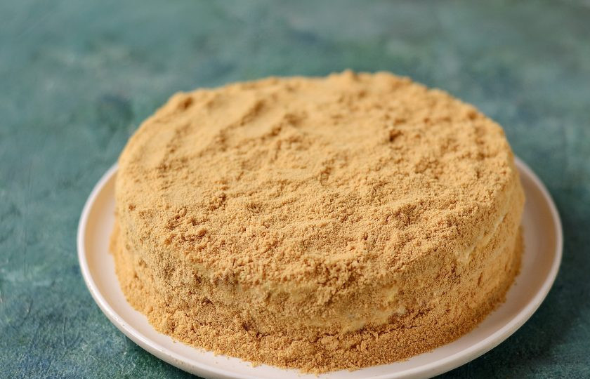 1. Этап. Постный медовик: Присыпьте торт крошкой. Уберите в холодильник на ночь, чтобы он пропитался.