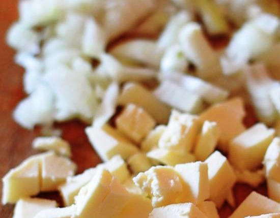1. Этап. Гороховая каша с луком: Порежьте сыр и лук.