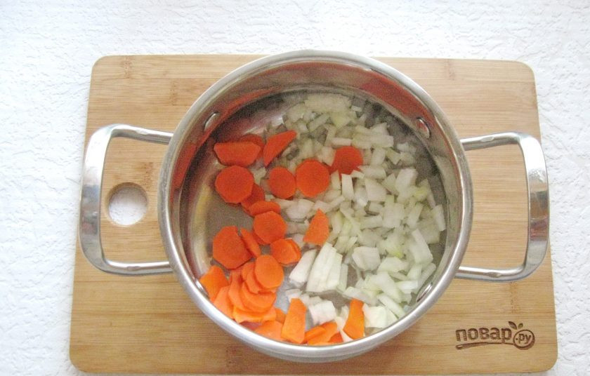 1. Этап. Тыквенный суп-пюре с мясом: Морковь и лук очистите, помойте и нарежьте произвольно. Выложите в кастрюлю с толстым дном.