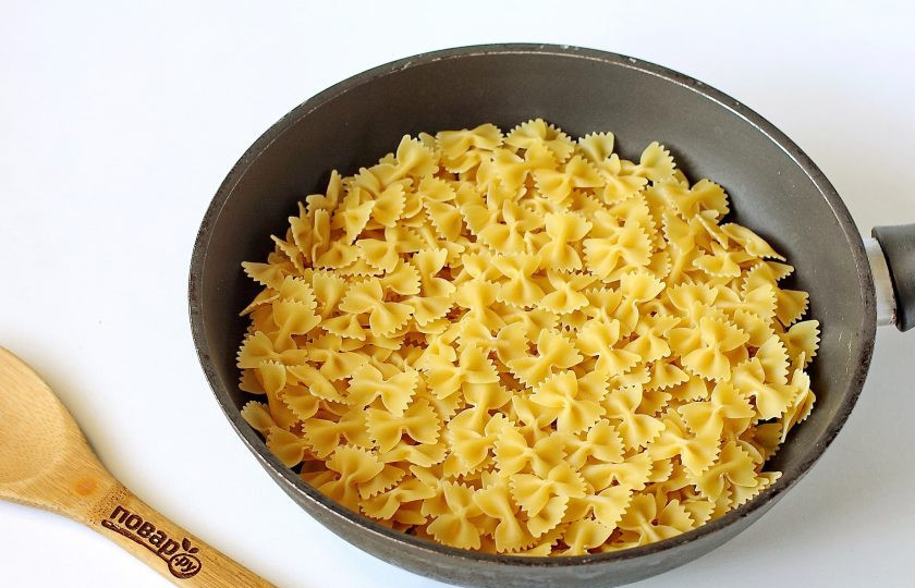 1. Этап. Макароны по-армянски: Сковороду разогрейте, налейте масло и насыпьте макароны.