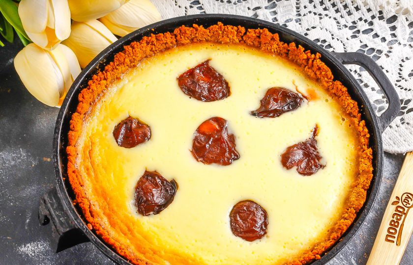 1. Этап. Сливовый чизкейк: Как только чизкейк начнет зарумяниваться — он готов! По желанию можете его запечь до сильного зарумянивания. Затем дайте пирогу остыть в духовке, перенесите его в форме на холод еще на 1-2 часа.