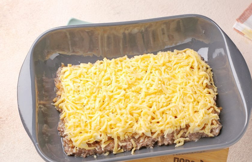 1. Этап. Запеканка из фарша с яблоками: Затем смажьте яблоки майонезом и посыпьте тёртым сыром. Запекайте в заранее разогретой духовке около 30-40 минут при температуре 200 градусов.