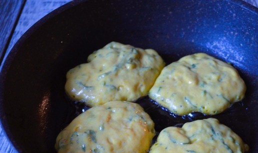 1. Этап. Тыквенно-шпинатные оладьи на творожном сыре: Жарить оладьи на хорошо разогретой сковороде с небольшим количеством масла. Огонь чуть ниже среднего. Перевернуть, накрыть крышкой, обжарить с другой стороны.