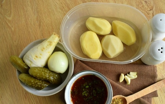 1. Этап. Харчо с перловкой: Нам также понадобятся овощи, соус ткемали и специи. Картофель, лук и пастернак помойте и очистите.