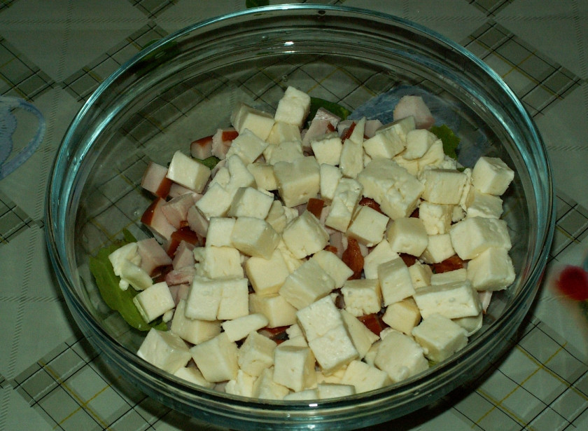 1. Этап. Cалат с копченой куриной грудкой: 8. А также сыр.