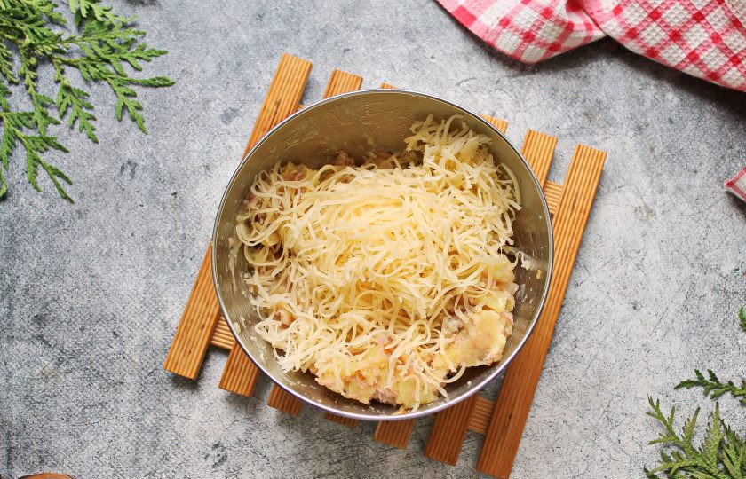 1. Этап. Запеченный картофель с беконом и сыром: В картофельную массу выложите сметану и 2/3 тертого на средней терке сыра. Все поперчите и хорошо перемешайте.