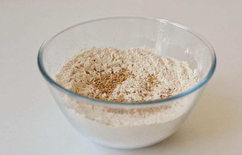 1. Этап. Гречневые булочки: В муку добавьте льняные семечки. Перемешайте.