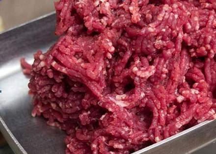 1. Этап. Бургеры из мраморной говядины: И пропустим через мясорубку с крупными дырочками вместе с очищенной луковицей. Добавим соль, перец, перемешаем и отправим в холодильник минут на 10.