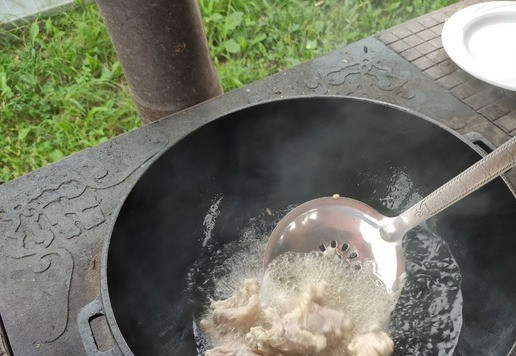 1. Этап. Хрустящие крылышки в остро-сладком соусе: Опустить курицу в масло. Можно разделить на несколько партий. Обжаривать 6-7 минут, периодически помешивая, чтобы кусочки курицы не слипались.