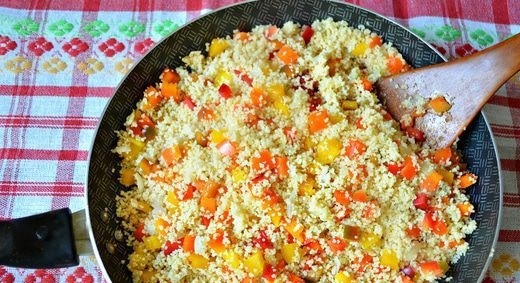 1. Этап. Перепела фаршированные: И добавьте в сковороду, а также соль и паприку. Начинку перемешайте.