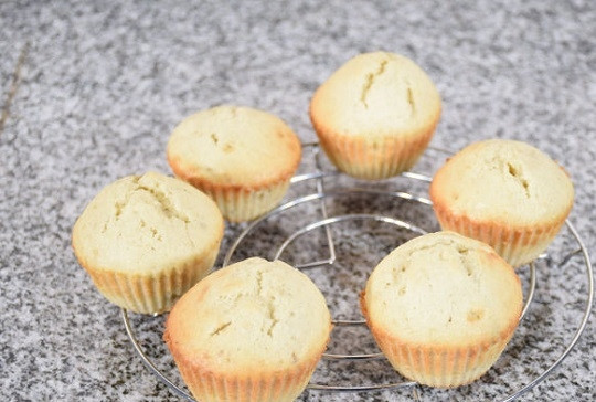 1. Этап. Тесто для кексов в формочках: 6. Готовые кексы можно подавать сразу после приготовления к чаю. Отличный вариант выпечки, от которого в восторге и взрослых, и дети.