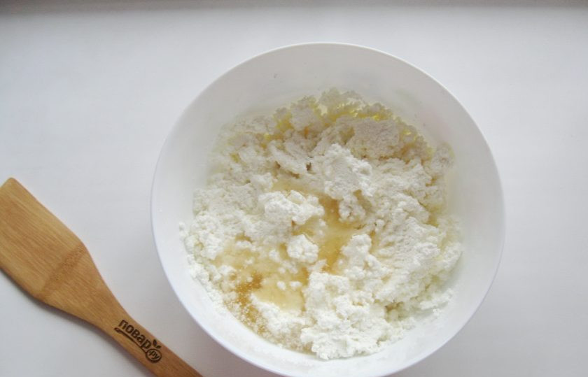 1. Этап. Десерт Новогодний венок: Желатин залейте холодной водой. Дайте набухнуть в течение 15-20 минут. После растопите в микроволновке или на водяной бане. Немного охладите и влейте в творог.