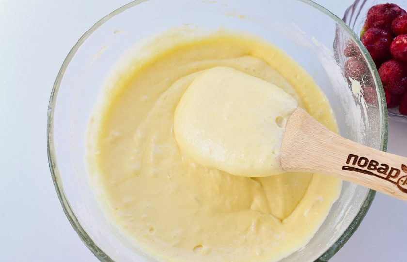 1. Этап. Ароматный клубничный пирог: Добавьте муку в 2-3 приема, перемешивая лопаткой снизу-вверх.