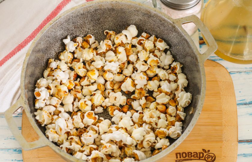 1. Этап. Попкорн из кукурузы: Попкорн будет готов примерно за 3 минуты. Аккуратно удалите крышку с емкости, посолите блюдо и перемешайте.