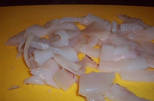 1. Этап. Жюльен из кальмаров с грибами: Затем крупно нарежьте кальмара.