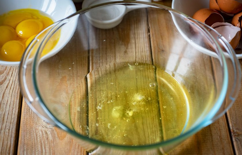 1. Этап. Кето-печенье из кокосовой муки: Яйца очень аккуратно поделите на желтки и белки. Для приготовления нам потребуются только белки, поэтому желтки отложите в сторону. В просторную миску выложите все белки и добавьте щепотку соли.