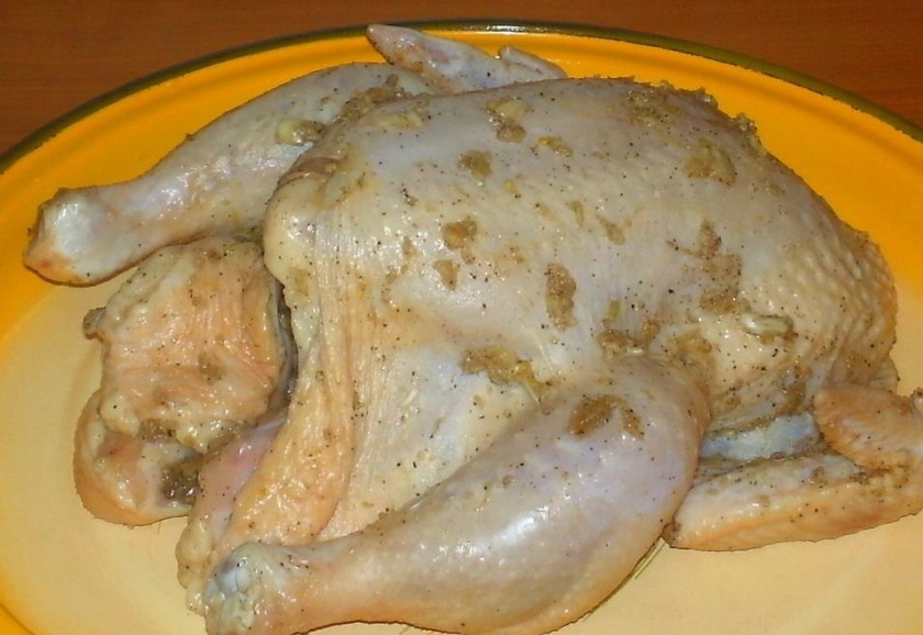 1. Этап. Вкусная курочка: 2. Смешиваю содержимое миски и натираю этой смесью тушку.