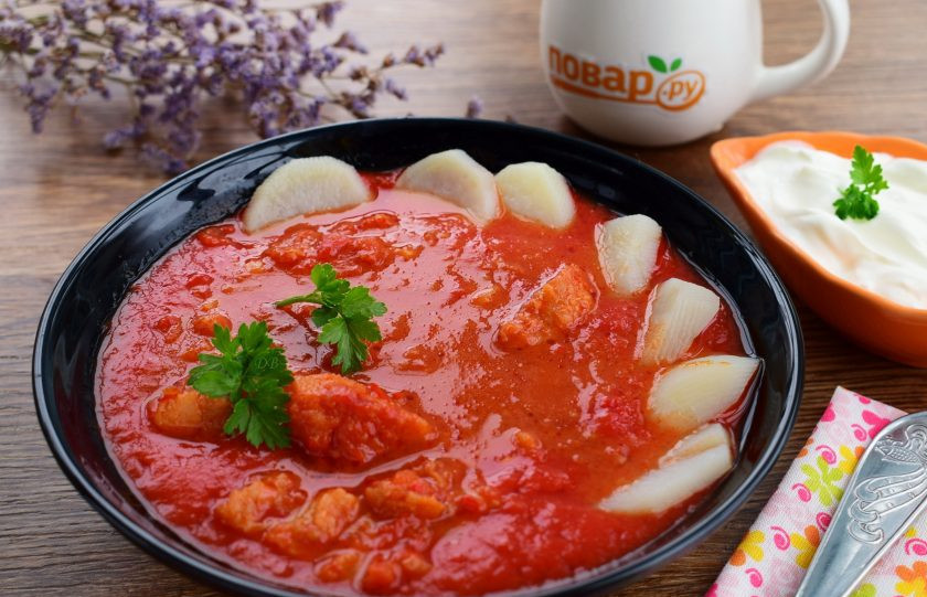 1. Этап. Томатная похлебка с рыбой и картофелем: Перед подачей добавьте картофель, отваренный на пару и рубленую зелень. Приятного аппетита!