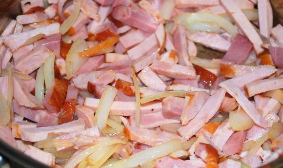 1. Этап. Солянка с оливками: 5. Затем можно добавить мясные деликатесы и нарезанную говядину. Аккуратно все перемешайте.