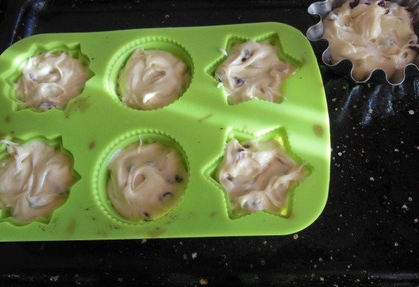 1. Этап. Кексы в формочках: Тесто разложите по формочкам, наполняя ихпримерно на 2/3. Удобнее всего использовать силиконовые формочки.