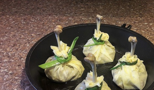 1. Этап. Утиные голени на косточке в мешочках: Сформировать мешочки. Завязать 