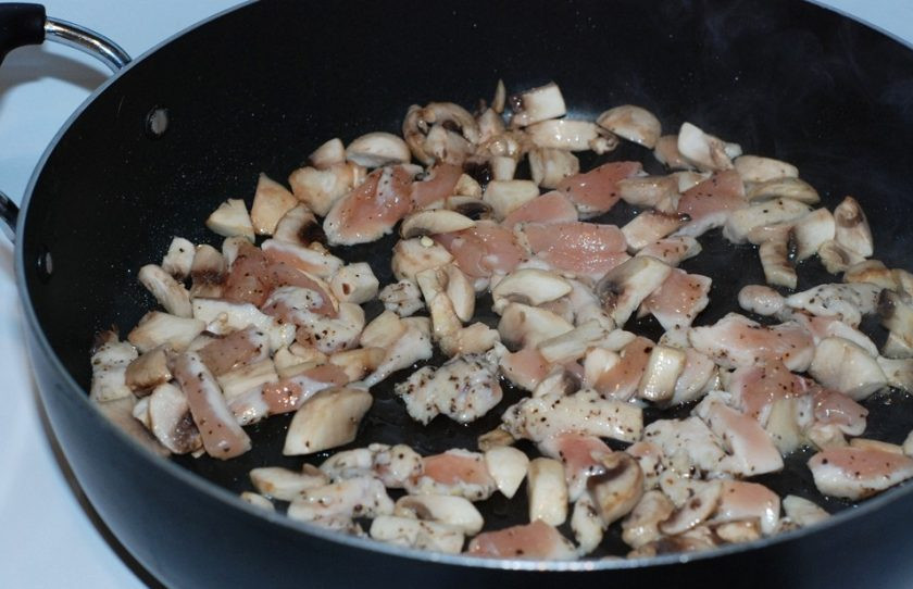 1. Этап. Острые макароны с курицей и овощами: 1. Нарежьте мясо полосочками и обжарьте до румяного цвета.