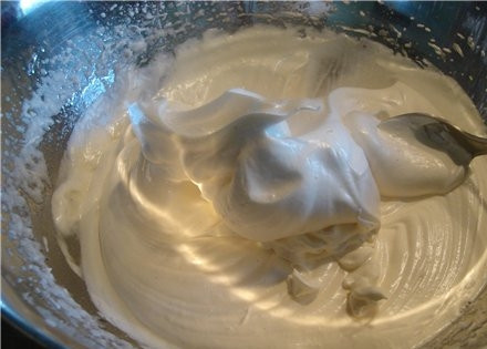 1. Этап. Воздушное бисквитное тесто: Через сито просеиваем в миску со взбитой массой муку с крахмалом. Аккуратно, не спеша перемешиваем ложкой снизу вверх.