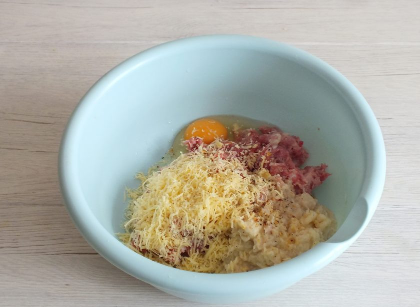 1. Этап. Мясные клёцки: Добавьте яйцо, тертый на мелкой терке сыр. Посолите, добавьте перец по вкусу.
