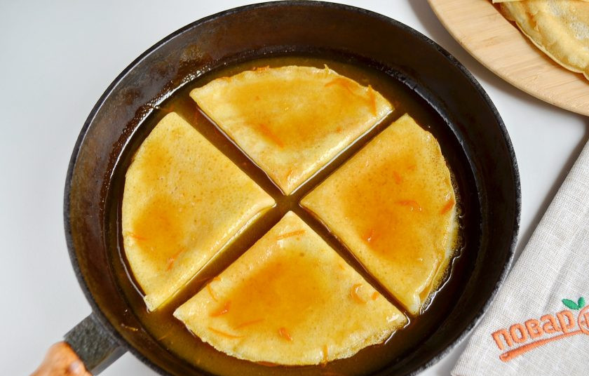 1. Этап. Креп Сюзетт (Crepe Suzette): 19. Часть соуса влейте в сковороду, разогрейте. Прогревайте крепы партиями в апельсиновом соусе и подавайте сразу горячими с шариком мороженого. В оригинальном рецепте крепы нужно фломбировать, для этих целей используют крепкий апельсиновый ликер, но если десерт предназначен для детей, то лучше этого не делать.