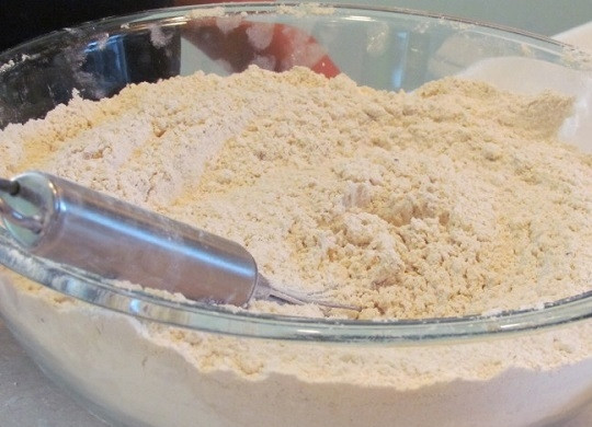 1. Этап. Тостовый хлеб: 2. Тем временем просейте муку, добавьте соль, семена льна при желании и перемешайте.