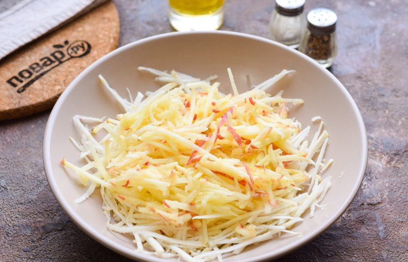 1. Этап. Салат с сельдереем и сыром: Яблоко вымойте и просушите, удалите сердцевину. Натрите яблоко на той же терке, что и сельдерей. Добавьте яблоко к сельдерею.