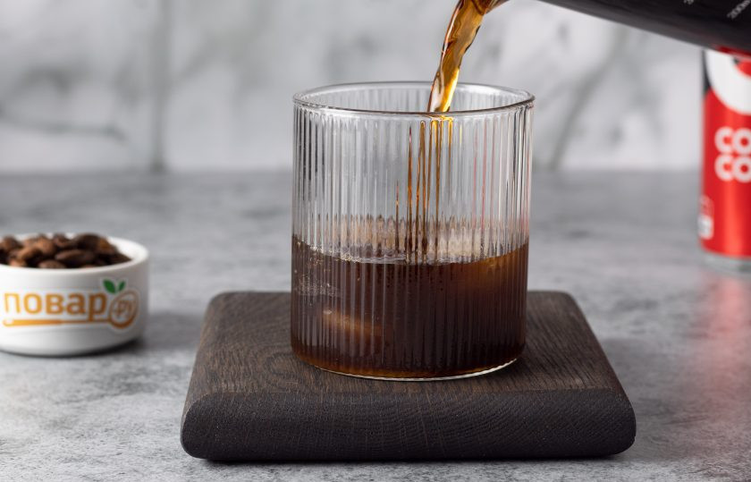 1. Этап. Кофе с колой: Затем влейте колу.