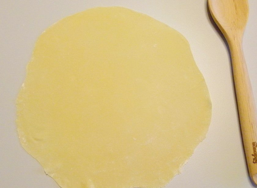 1. Этап. Тесто на лапшу: 5. После этого шар можно делить на куски, и очень тонко раскатывать.