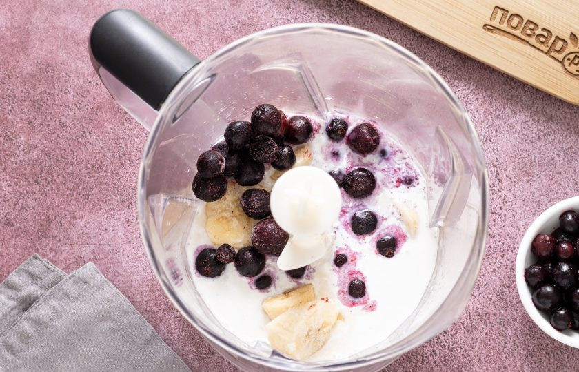 1. Этап. Коктейль с молоком и смородиной: В чашу блендера переложите черную смородину и банан. Влейте молоко и сливки, добавьте кленовый сироп.