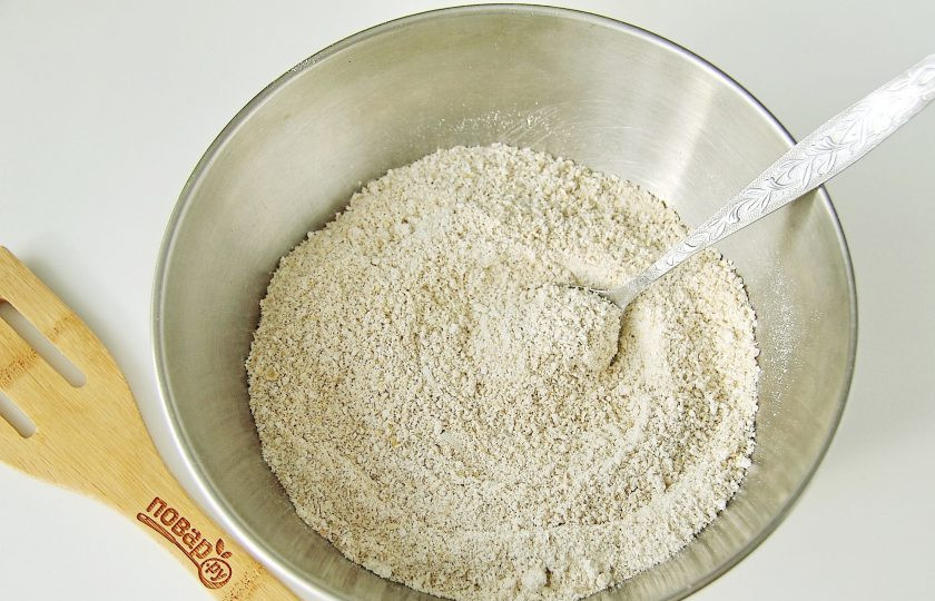 1. Этап. Овсяные блинчики на молоке: Если у вас нет овсяной муки, достаточно перемолоть овсяные хлопья на кофемолке, либо измельчить при помощи блендера или мясорубки.