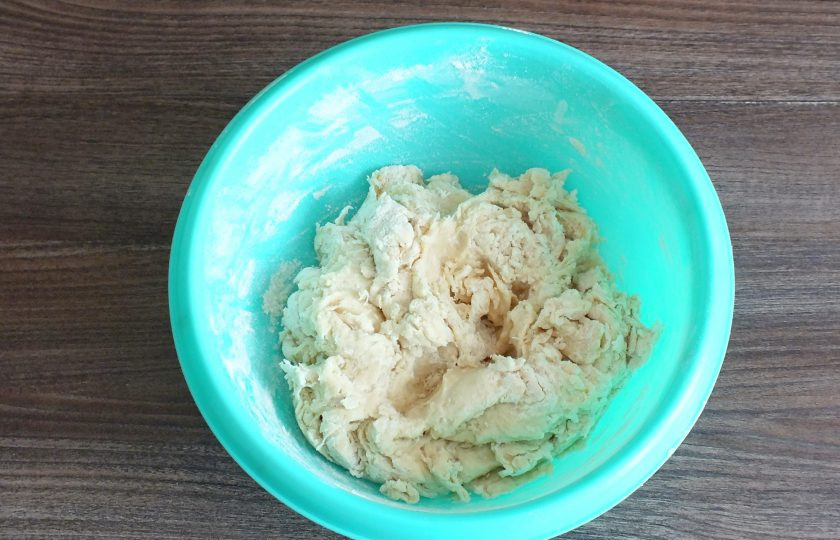 1. Этап. Пирожки с повидлом на кефире: Как только станет трудно перемешивать, месите руками.