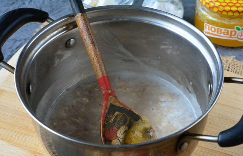 1. Этап. Овсянка с медом на воде: Варите кашу 7 минут на тихом огне. Затем снимите с плиты, добавьте мед и размешайте.