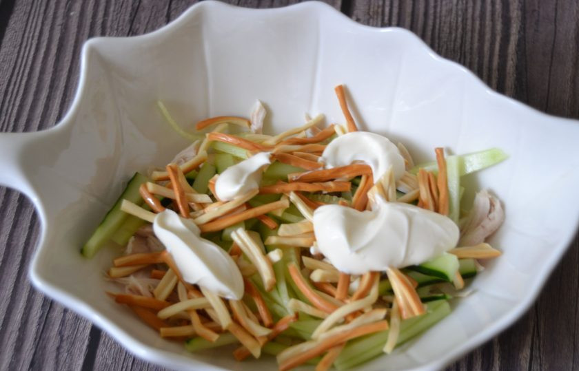 1. Этап. Салат с копченым сыром Косичка: Выложите следом копченый сыр, майонез.