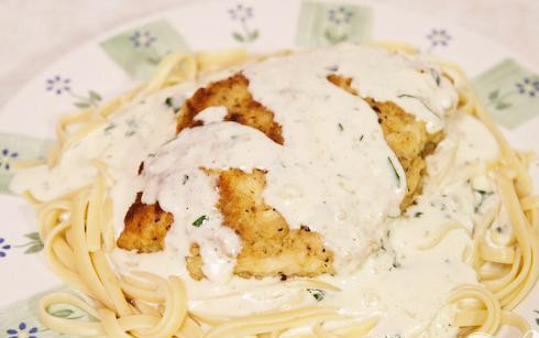 1. Этап. Куриные грудки с пастой и сливочным соусом: 9. Выложить курицу и пасту на тарелки, полить сливочным соусом и подавать.