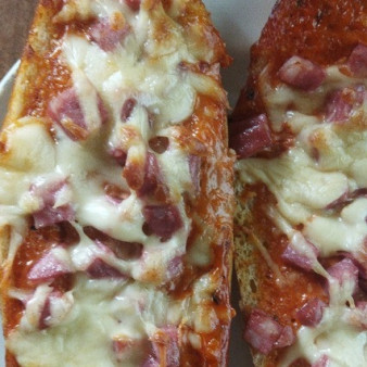 Горячие будерброды на половинках минибагета