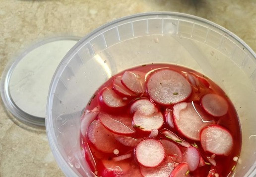 1. Этап. Маринованный редис с луком: Сложить редиску в удобную тару, в банку или контейнер. Уплотнить ложкой и поставить в холодильник на ночь.