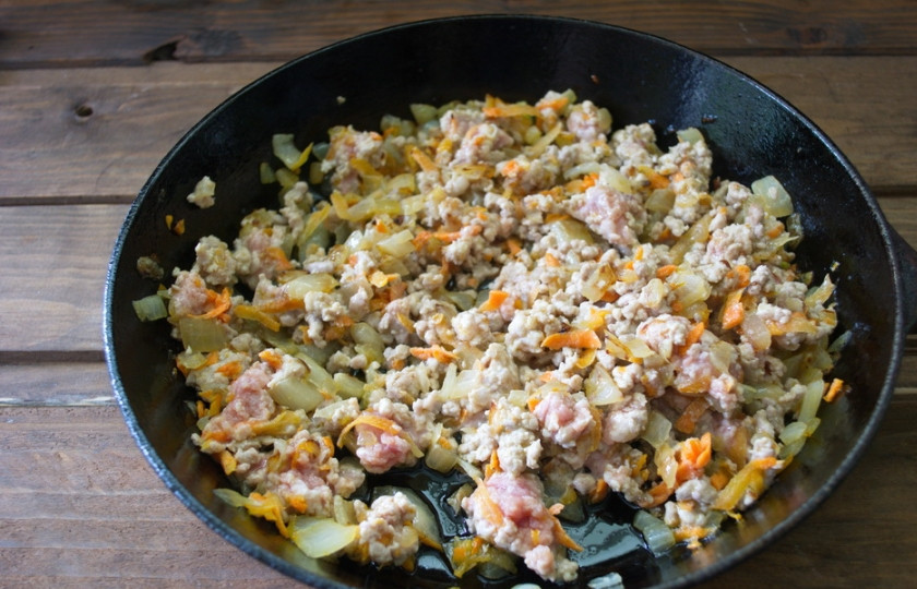 1. Этап. Запеканка мясная с овощами: Добавьте фарш и тушите все вместе. Если мясного сока выделилось мало, подлейте 0,5 стакана водички. Она должна быть обязательно кипяченой. Тушите все вместе. Разбивайте комочки мяса, создавая некий соус.