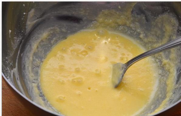 1. Этап. Печенье с ромом и изюмом: Добавляем яйцо, еще раз хорошенько взбиваем.