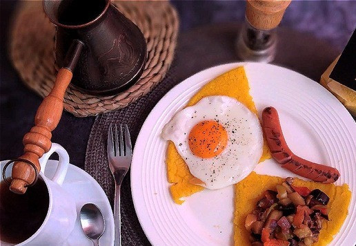 1. Этап. Кукурузная лепёшка из поленты: На завтрак я ещё сварю вместо кофе ячменный кофе. Сплошная польза! Ну может кроме сосиски... замените на кусочки курицы или индейки...