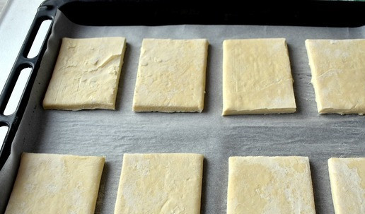 1. Этап. Слойки с консервированным тунцом: Разрезаем пласт теста на порционные кусочки.